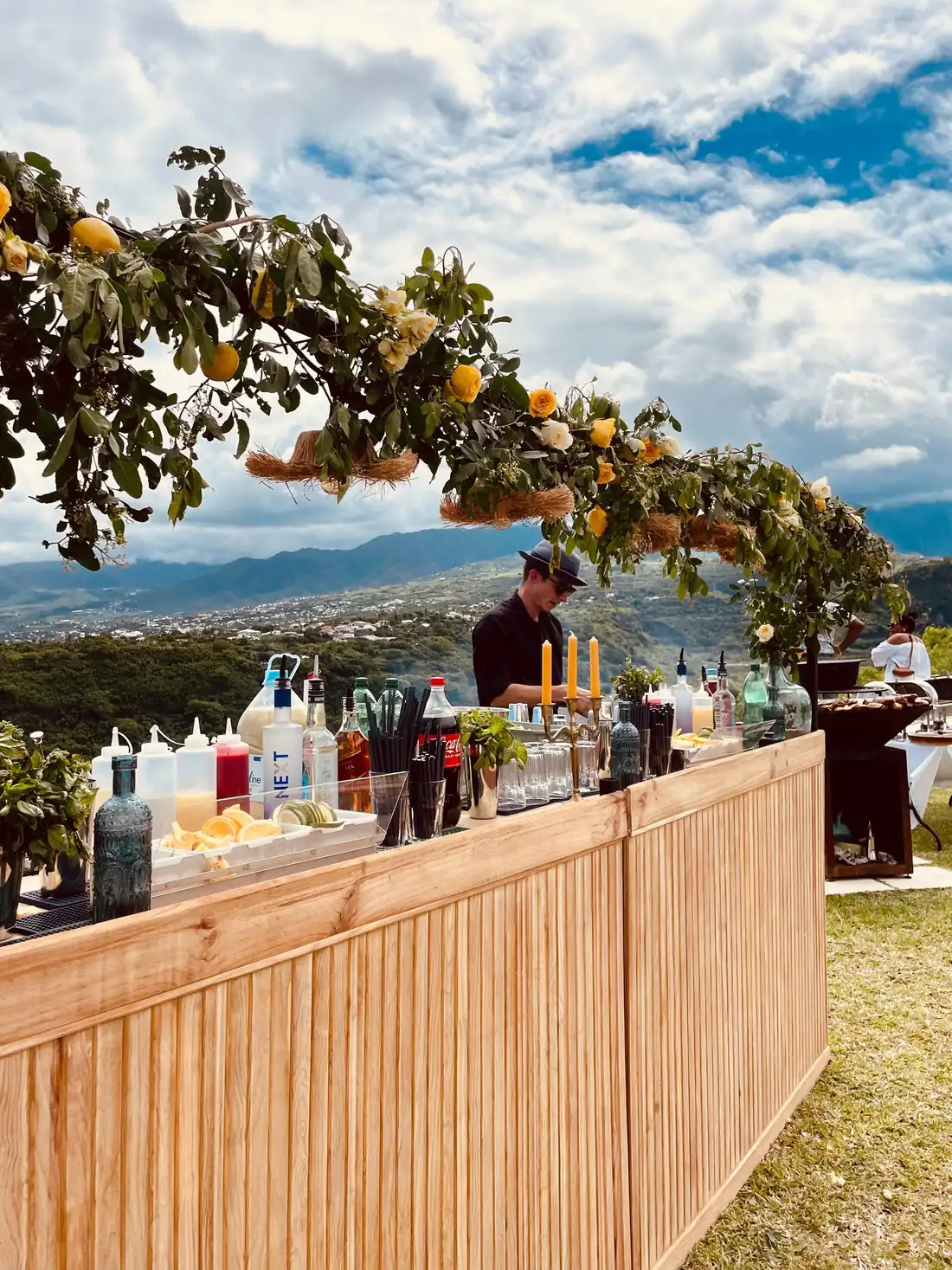 Ambiance de soirée autour du bar à cocktails