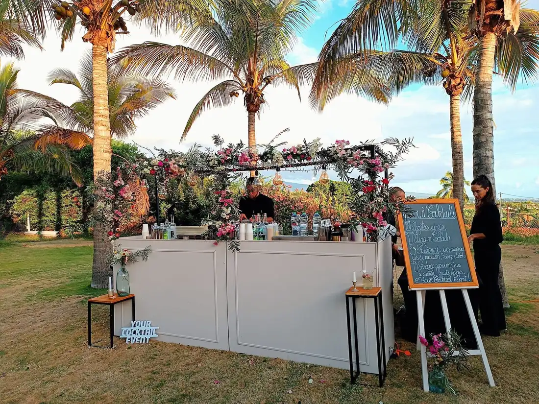 Bar fleuri installé en extérieur pour une réception