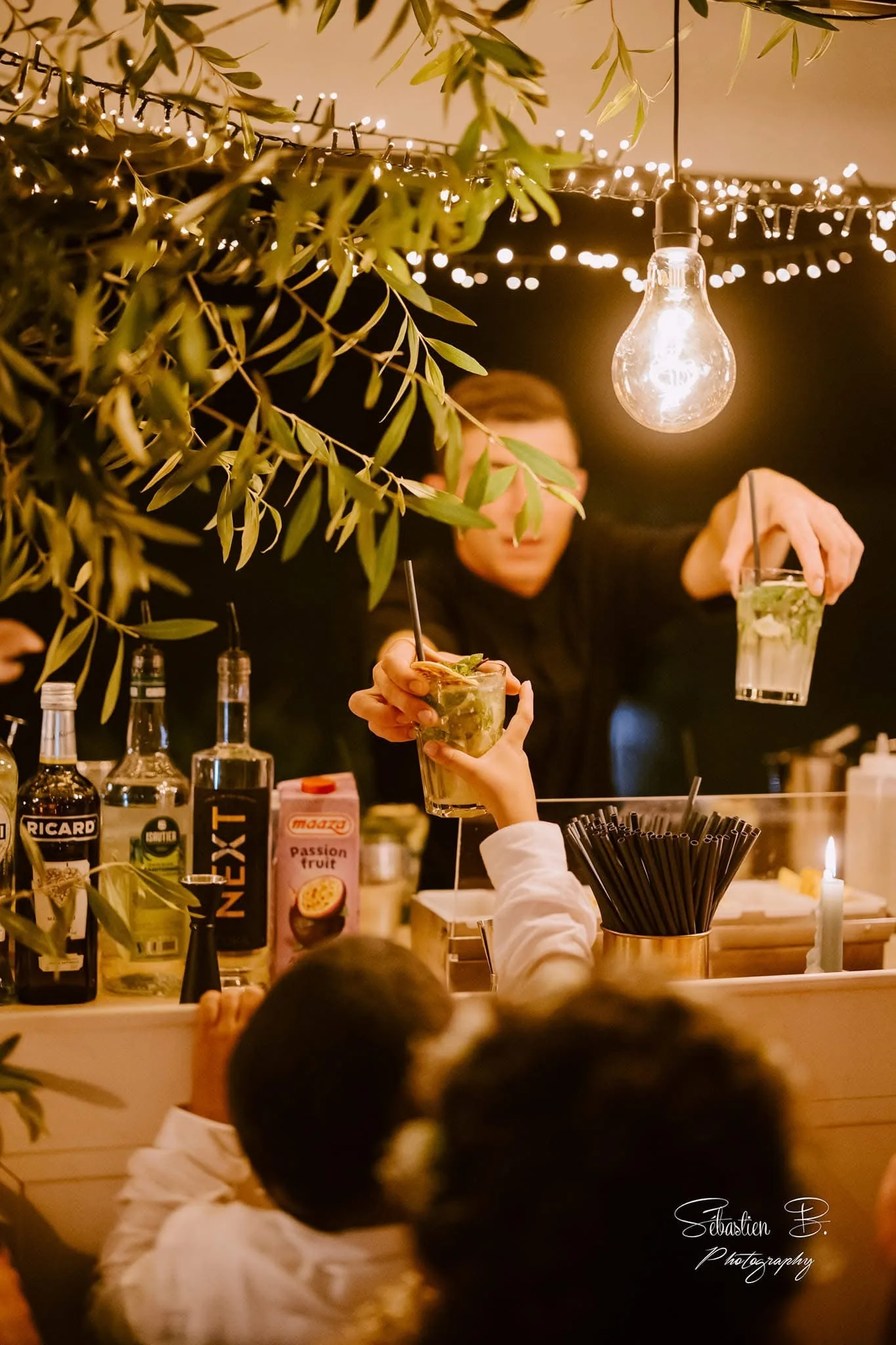 Détail de la décoration florale d'un bar à cocktails
