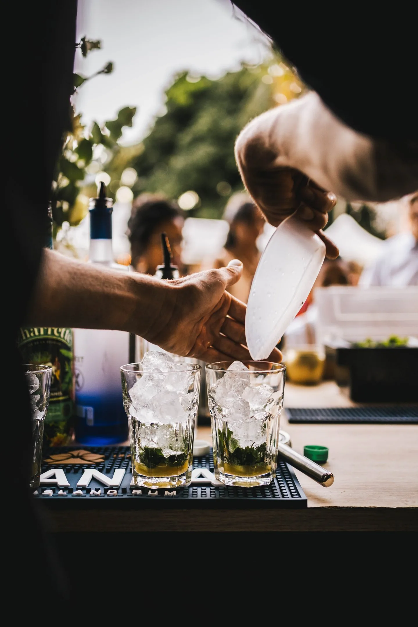 Bar à cocktails installé et décoré pour un mariage à La Réunion