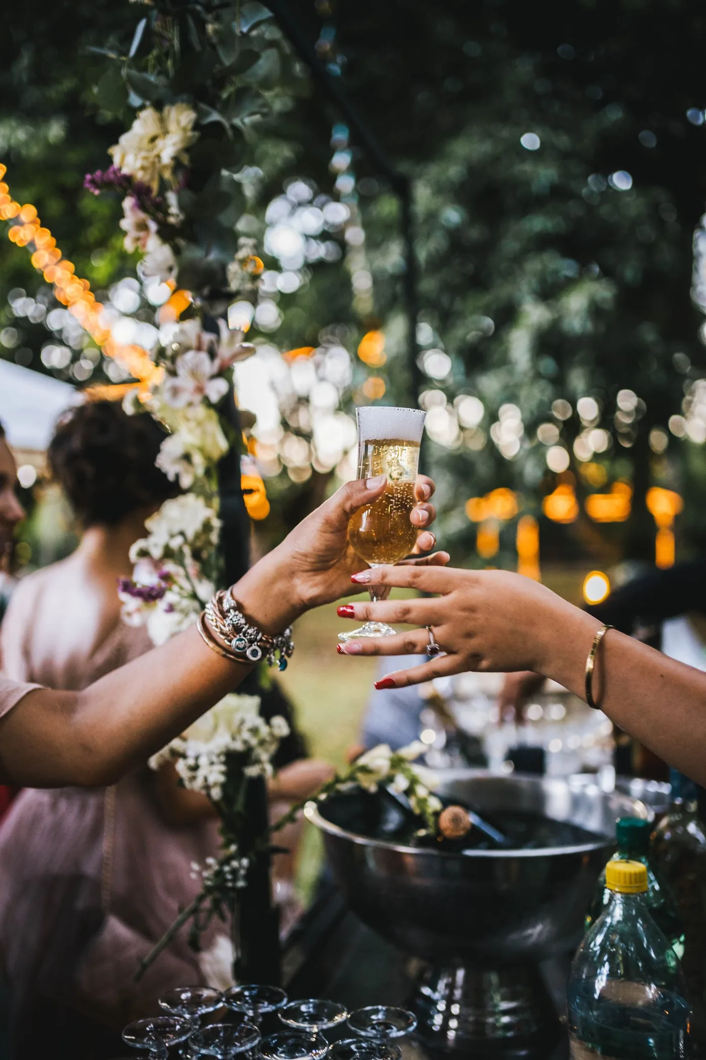 Bar à cocktails lors d'un mariage